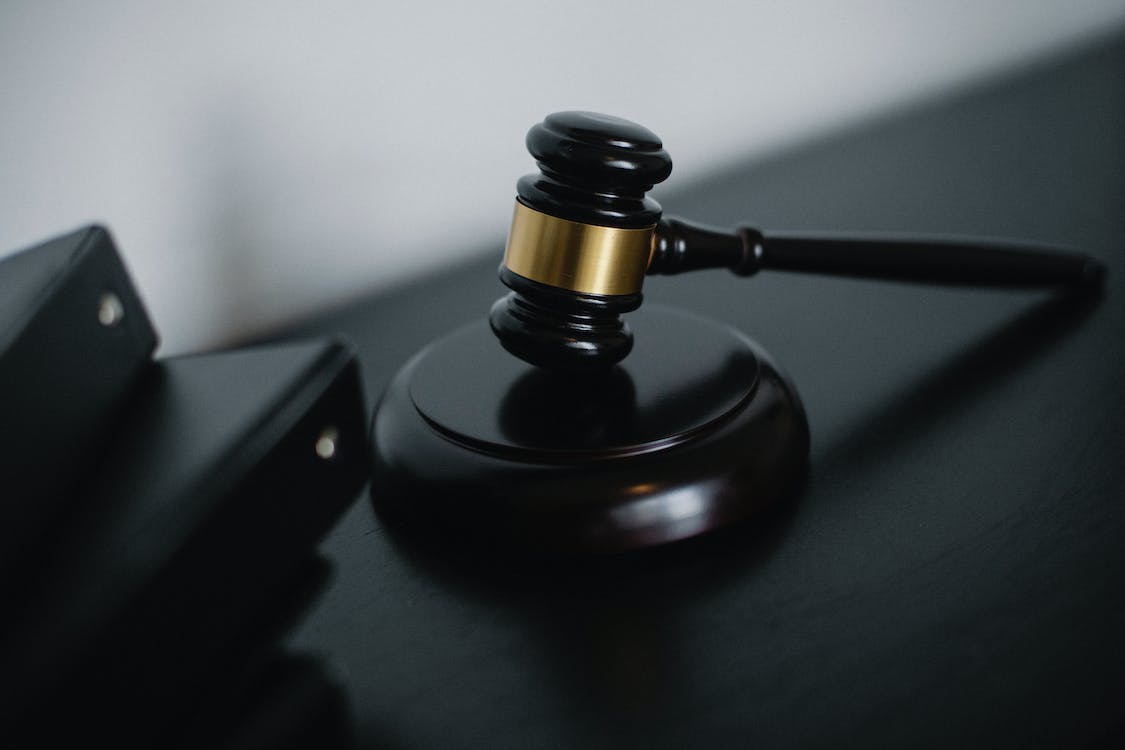明知自己感染艾滋病还与他人发生性行为违法吗?